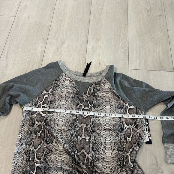 SEVENZ | Women's Gray Snakeskin Print Long Sleeve Sweater Sz L - Picture 8 of 8